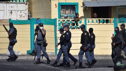 Des membres de la police dans la périphérie de Cap Town, en Afrique du Sud (illustration). (RODGER BOSCH / AFP)