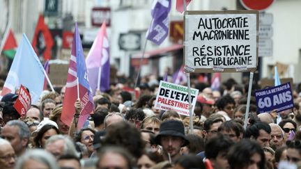 Protesters protest against the "coup" of the president, two months after the legislative elections, on September 7, 2024, in Paris. (THOMAS SAMSON / AFP)