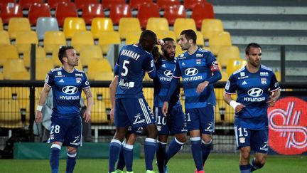 Le bonheur des Lyonnais, autour de Lacazette, dans le stade vide de Metz (PASCAL BROCARD / MAXPPP)