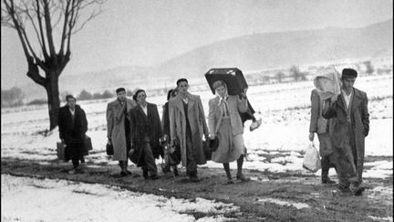 Novembre 1956, des hongrois fuient leur pays où une révolution est écrasée par les troupes soviétiques. (VOTAVA PRESS PHOTO AGENCY)