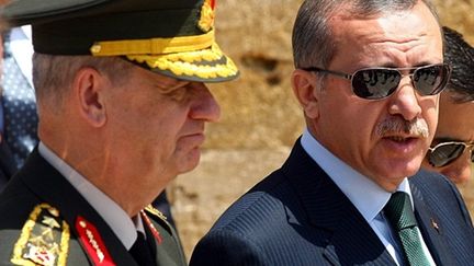 Le Premier ministre Tayyip ERdogan avec le chef d'Etat-major I.Basbug, à Ankara, le 1er août 2010 (AFP/A.Altan)