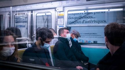 Dans le métro parisien, le 4 décembre 2021. (MARTIN BERTRAND / HANS LUCAS / AFP)