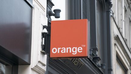 Une boutique Orange à Paris, le 6 mai 2023. (FIORA GARENZI / HANS LUCAS / AFP)