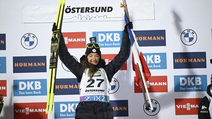 En s'imposant sur le sprint d'Östersund (Suède), vendredi 1er décembre, Lou Jeanmonnot a remporté sa première victoire en Coupe du monde. (AFP)