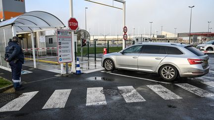 Une voiture s'apprête à emprunter le tunnel sous la Manche pour rejoindre le Royaume-Uni, à Coquelles (Pas-de-Calais), le 31 janvier 2020. (DENIS CHARLET / AFP)