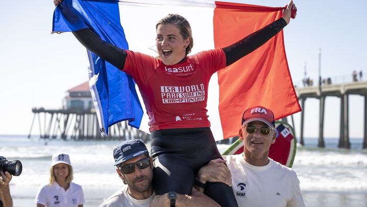 Laurie Phipps après avoir décroché son titre de championne du monde de parasurf (Fédération française de surf)