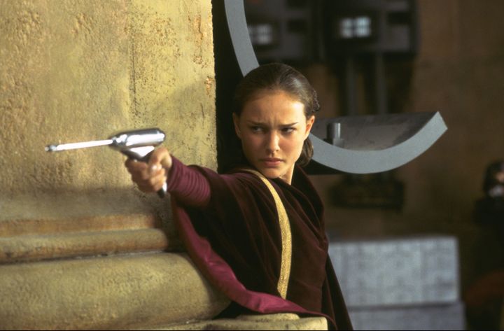 Natahlie Portman incarnant Padmé Amidala&nbsp;Star Wars : La menace fantôme&nbsp;(1999). (LUCASFILM / ARCHIVES DU 7EME ART)