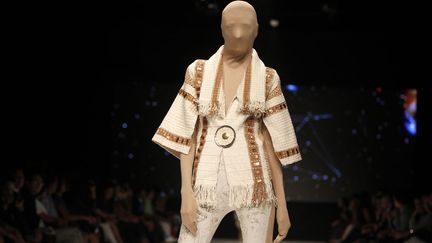 Un mod&egrave;le du cr&eacute;ateur p&eacute;ruvien Elfer Castro&nbsp;est pr&eacute;sent&eacute; lors de la fashion week &agrave; Lima (P&eacute;rou), le 8 avril 2013. (MARIANA BAZO / REUTERS)