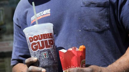 Un homme boit un soda XXL &agrave; New York (Etats-Unis), le 31 mai 2012.&nbsp; (RICHARD DREW / AP / SIPA )