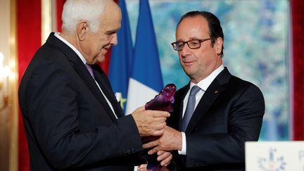 Philippe Maubert, patron d'une entreprise de parfumerie de Grasse, reçoit le Prix de l'Audace des mains de Francois Hollande&nbsp; (YOAN VALAT / POOL)