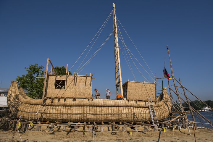 L'Abora IV, un bateau en roseau, va tenter la traversée de la Méditerranée (Beloslav, Bulgarie, le 26 juillet 2019) (NIKOLAY DOYCHINOV / AFP)