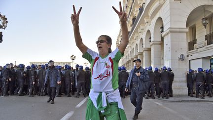 Une manifestante contre la candidature du président algérien pour un cinquième mandat, le 22 février 2019 à Alger&nbsp; (RYAD KRAMDI / AFP)