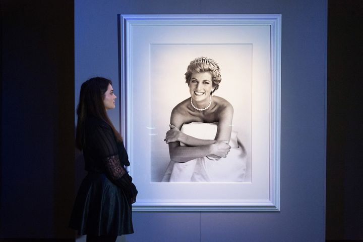 Photographie de Diana, princesse de Galles pour British Vogue (décembre 1990) par le photographe Patrick Demarchelier, exposée&nbsp;à Londres (Angleterre) en novembre 2016&nbsp; (RAY TANG / ANADOLU AGENCY)