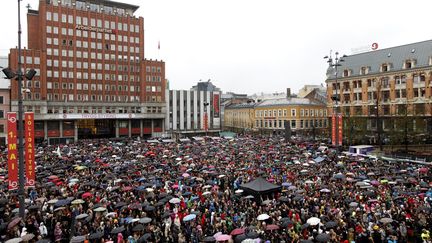 Quelque 40 000 personnes se sont rassembl&eacute;es &agrave; Oslo (Norv&egrave;ge) pour entonner des paroles d'un chanteur qualifi&eacute; de "marxiste" par le tueur d'extr&ecirc;me droite Anders Behring Breivik. (KYRRE LIEN / AFP)