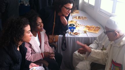 &nbsp; (Laura et Djaka, lycéennes en Seine-Saint-Denis, attentives face à ces anciens tirailleurs © Célia Quilleret - Radio France)