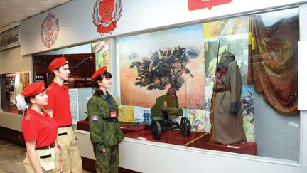 La Yunarmiya est censée former les adolescents à la pratique militaire. Ces derniers visitent un musée à Chita, dans l'extrême Est de la Russie. Aigle impérial et étoile rouge bolchévique cohabitent dans ce club pour officier de la Transbaïkalie pour glorifier le pays et les guerres passées.  (EVGENY YEPANCHINTSEV / SPUTNIK)