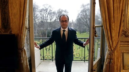 Fran&ccedil;ois Hollande dans son bureau &agrave; l'Elys&eacute;ele 24 f&eacute;vrier 2015. (PHILIPPE WOJAZER / AP / SIPA)