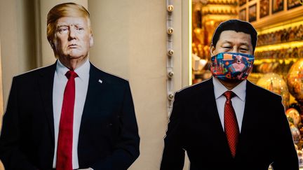 Des représentations en carton de Donald Trump et Xi Jinping devant une boutique de souvenirs à Moscou (Russie), le 3 juin 2020. (DIMITAR DILKOFF / AFP)