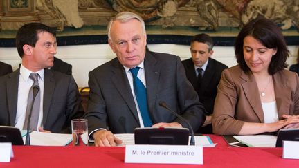 Le ministre de l'Int&eacute;rieur, Manuel Valls, le Premier ministre, Jean-Marc Ayrault, et la ministre du Logement, C&eacute;cile Duflot, lors d'une r&eacute;union &agrave; Matignon, &agrave; Paris, le 14 mai 2013. (REVELLI-BEAUMONT / SIPA)