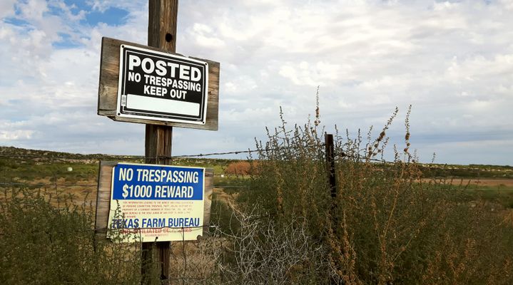 Les barbelés qui clôturent les fermes des rangers texans n'arrêtent pas toujours les clandestins.&nbsp; (ISABELLE LABEYRIE / RADIO FRANCE)