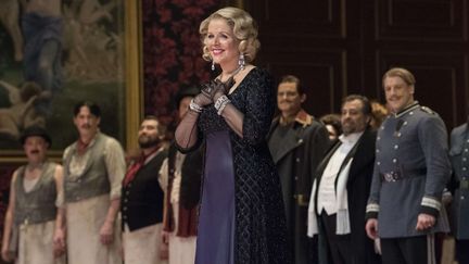 La soprano Renée Fleming dans sa dernière représentation du "Rosenkavalier" de Richard Strauss au Met de New York, le 13 mai 2017
 (Jonathan Tichler / AP / SIPA )