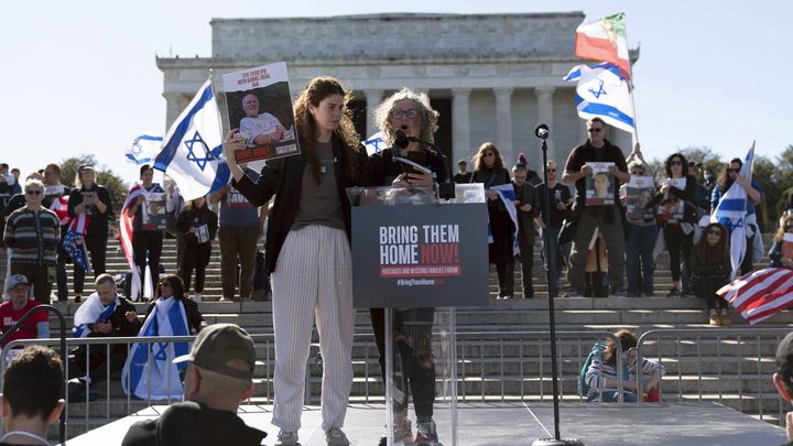 Aviva Siegel, otage libérée du Hamas, délivre un discours avec sa fille Elan, pour la libération des otages, lors d'un rassemblement à Washington, le 7 avril 2024. (JOSE LUIS MAGANA / AP / SIPA)