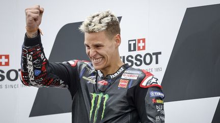 Fabio Quartararo victorieux, sur le podium du Grand Prix du Portugal 2022. (GIGI SOLDANO / STUDIO MILAGRO / DPPI via AFP)