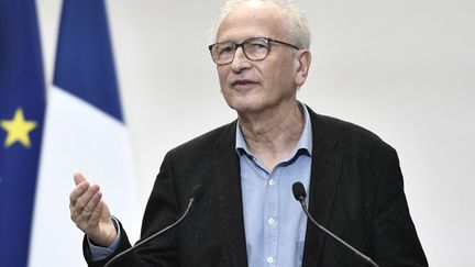 Alain Fischer, président du Conseil d'orientation de la stratégie vaccinale, s'exprime lors d'une conférence de presse à Paris, le 25 février 2021. (STEPHANE DE SAKUTIN / AFP)