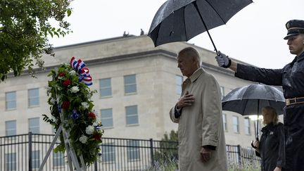 Le président américain, Joe Biden, se recueille devant une gerbe devant le Pentagone, le 11 septembre 2022, à Arlington (Virginie). (ANNA MONEYMAKER / GETTY IMAGES NORTH AMERICA / AFP)