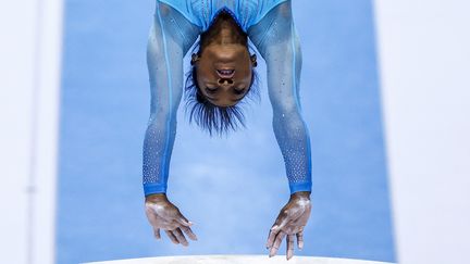 Le retour renversant de Simone Biles ! Après s'être tenue à l'écart des agrès depuis les Jeux de Tokyo, la gymnaste brille de nouveau lors des Mondiaux de gymnastique en Belgique. Quatre médailles d'or, une d'argent, mais surtout une première mondiale sur une figure, qu'elle effectue ici le 1er octobre, devenue la cinquième à porter son nom. (KENZO TRIBOUILLARD / AFP)