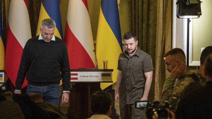 Le chancelier autrichien&nbsp;Karl Nehammer et le président ukrainien Volodymyr Zelensky, le 9 avril 2022 à Kiev (Ukraine). (EVGENIY MALOLETKA / AP VIA SIPA)