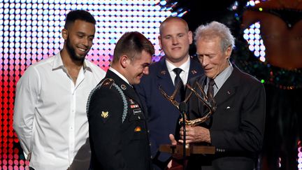 Anthony Sadler, Alek Skarlatos et Spencer Stone reçoivent le Hero Award des mains de Clint Eastwood, à Culver City (Californie), le 4 juin 2016.&nbsp; (KEVIN WINTER / GETTY IMAGES NORTH AMERICA)