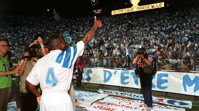 It is a little after 10 p.m., OM become the first French club to win the Champions Clubs Cup.  The striker, Basile Boli, is celebrating this historic victory with the 25,000 Marseille supporters who made the trip to Munich.  This time no tears like after the defeat in the final two years earlier in Bari.  (GEORGES GOBET / AFP)