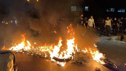 Une manifestation a lieu à Téhéran (Iran), le 19 septembre 2022, après la mort d'une femme arrêtée par la police des mœurs.&nbsp; (AFP)