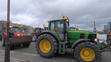 Les agriculteurs de la Coordination rurale sur le Pont Mirabeau à Paris, le 23 février 2024. (ANTOINE BALLET / RADIO FRANCE)