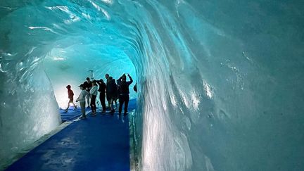 Sous la mer de glace à Chamonix en Haute Savoie, le 23 juillet 2023. (STEPHANE MILHOMME / RADIO FRANCE)