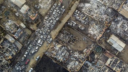 Des véhicules et bâtiments ravagés par des incendies à Vina del Mar, au Chili, le 3 février 2024. (ESTEBAN FELIX / AP / SIPA)