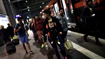 Une famille de r&eacute;fugi&eacute;s irakiens arrive &agrave; la gare de Munich (Allemagne), le 3 septembre 2015. (ARIS MESSINIS / AFP)