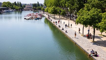 Des promeneurs profitent du beau temps, le 17 mai 2020, le long du Bassin de la Villette, à&nbsp;Paris.
 (AMAURY CORNU / HANS LUCAS)