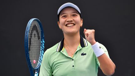 La Française Harmony Tan célèbre sa victoire contre la Kazakhstanaise Yulia Putintseva lors du premier tour de l'Open d'Australie, à Melbourne, le 17 janvier 2022. (PAUL CROCK / AFP)