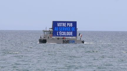 Un bateau publicitaire au large de Fréjus, dans le Var, le 1er juin 2021. (PHILIPE ARNASSAN / MAXPPP)