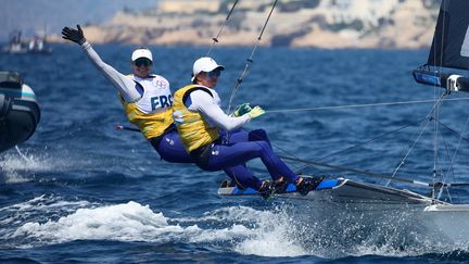 Sarah Steyaert et Charline Picon ont empoché le bronze en skiff, vendredi 2 août, après une course pour la médaille au scénario fou, où les Françaises ont un temps été sorties du podium, avant d'y remonter. Un pari réussi pour cette paire qui s'est formée il y a trois ans, uniquement pour participer à ces Jeux de Paris 2024 et qui apporte à la France sa première médaille dans cette catégorie. (CLEMENT MAHOUDEAU / AFP)