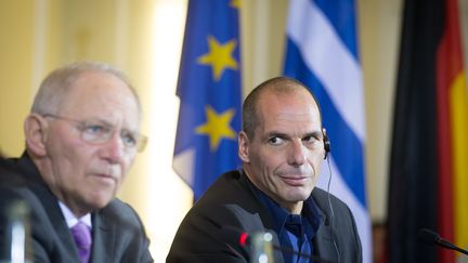 Les ministres des Finances allemand et grec, Wolfgang Sch&auml;uble (&agrave; g.) et Yanis Varoufakis, le 5 f&eacute;vrier, lors d'une conf&eacute;rence de presse commune, &agrave; Berlin (Allemagne). (KAY NIETFELD / DPA)