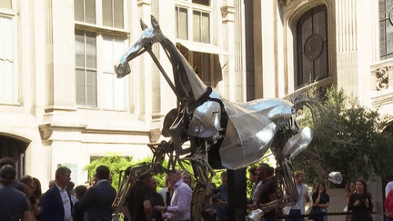 Paris 2024 : que vont devenir la vasque, les statues dorées et le cheval métallique ? (France 2)