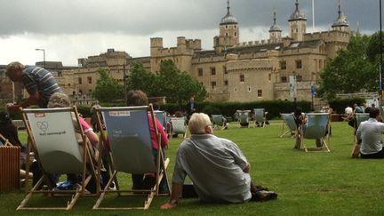 Les chaises longues occupées au Trinity Square Garden