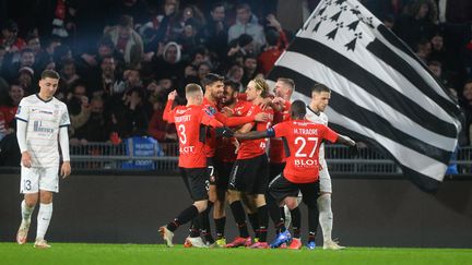 Les joueurs du Stade rennais savourent leur succès qui les place en deuxième position au classement de Ligue 1, samedi 20 novembre. ((JEAN-FRANCOIS MONIER / AFP))