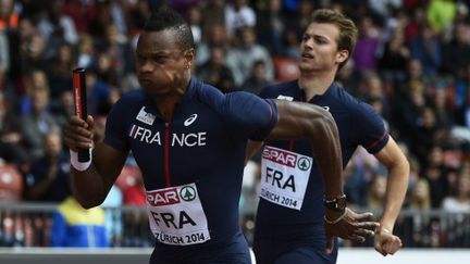 Les Fran&ccedil;ais Teddy Tinmar et Christophe Lemaitre lors des s&eacute;ries du relais 4x100 m aux championnats d'Europe d'athl&eacute;tisme &agrave; Zurich (Suisse), le 16 ao&ucirc;t 2014. (FABRICE COFFRINI / AFP)