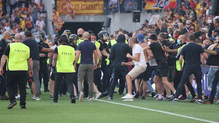 Des supporters se sont introduits sur la pelouse lors du match de Ligue entre Lens et Lille, samedi 18 septembre. (LAURENT SANSON / LS MEDIANORD)