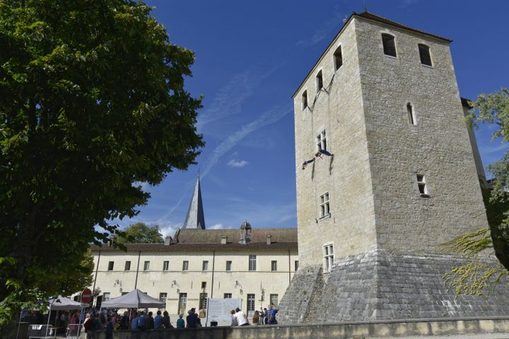 Visitors to the European Heritage Days who came to Ambronay Abbey attend the suspended dance show by the A fleur d'airs Company, September 16, 2023. (BERTRAND PICHENE / AMBRONAY FESTIVAL)