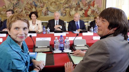 La patronne du Medef, Laurence Parisot, et le num&eacute;ro un de la CGT, Bernard Thibault, lors d'une table ronde &agrave; Matignon, le 5 juin 2012. (BERTRAND GUAY / AFP)